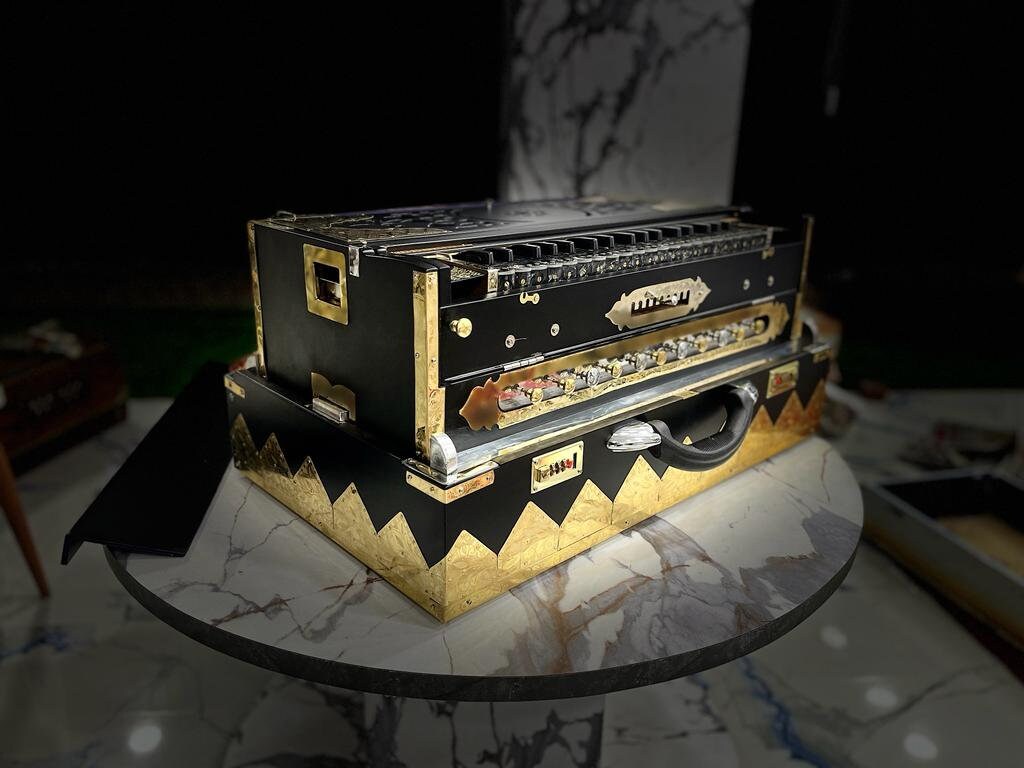 SCALE CHANGER Limited black edition with full golden brass accessories and custom nameplate