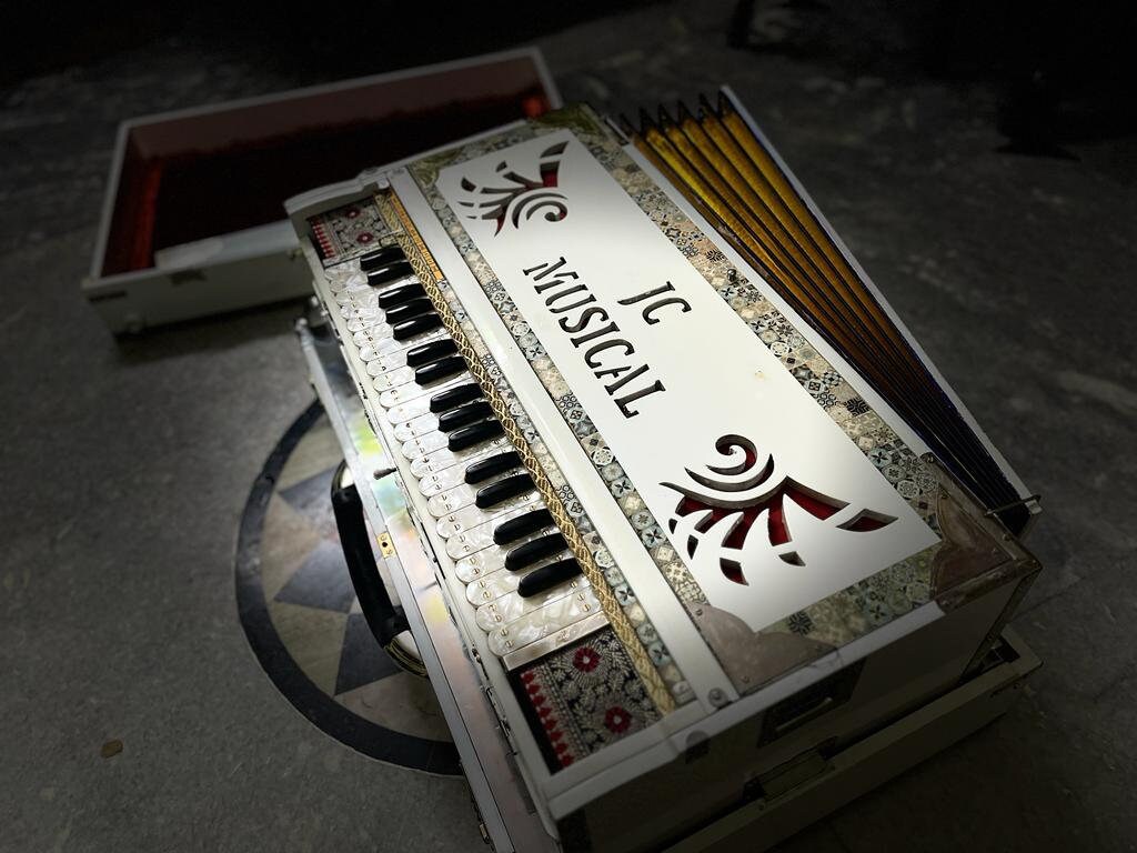 4LINE 13SCALE White and gold edition