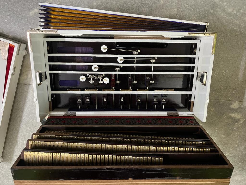 4LINE 13SCALE White and gold edition