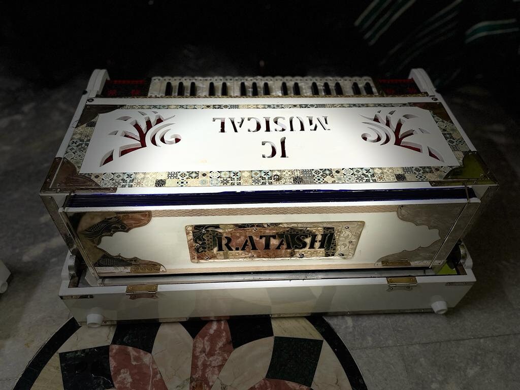 4LINE 13SCALE White and gold edition