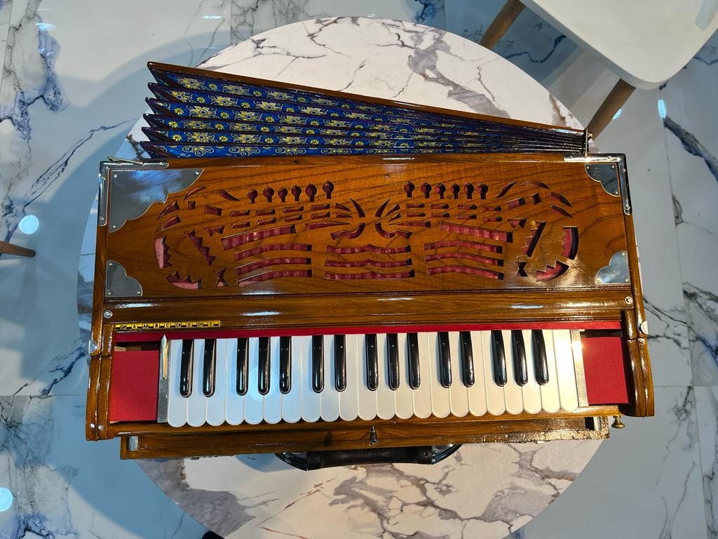 SCALE CHANGER HARMONIUM 3LINE 9Scale seasoned teakwood body professional model