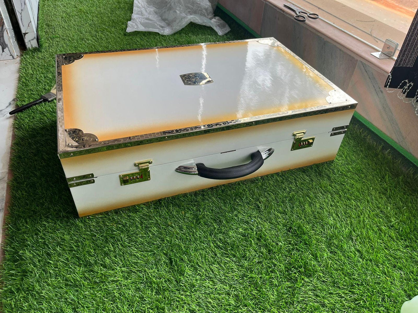 4LINE 13SCALE White and gold edition