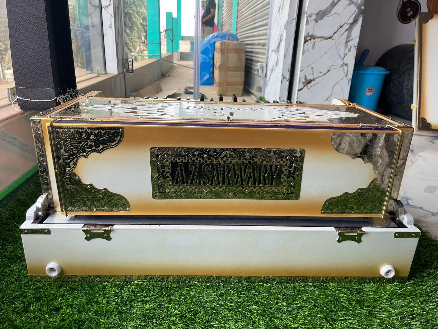 4LINE 13SCALE White and gold edition