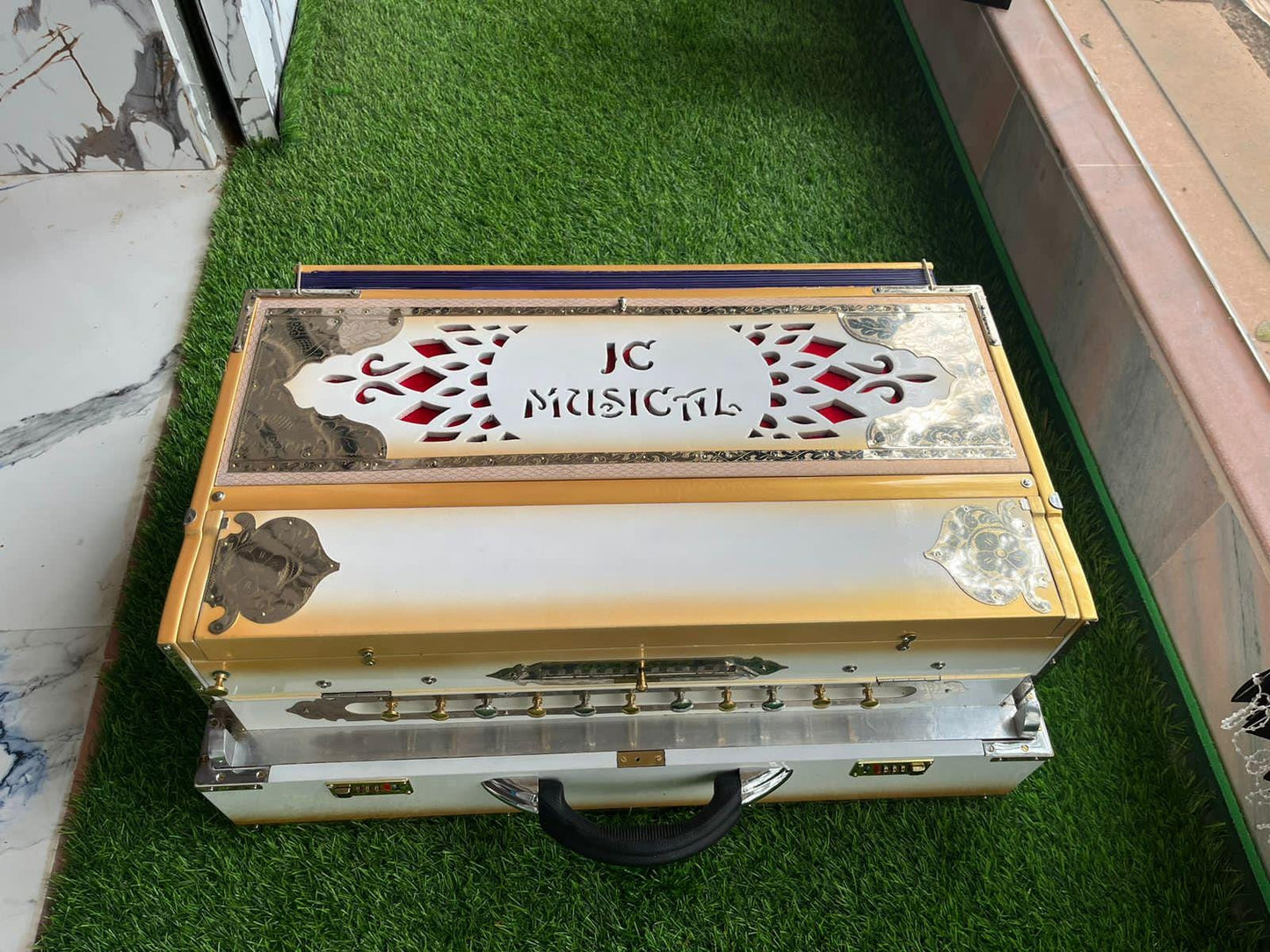 4LINE 13SCALE White and gold edition