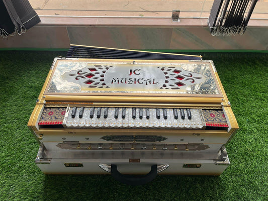 4LINE 13SCALE White and gold edition