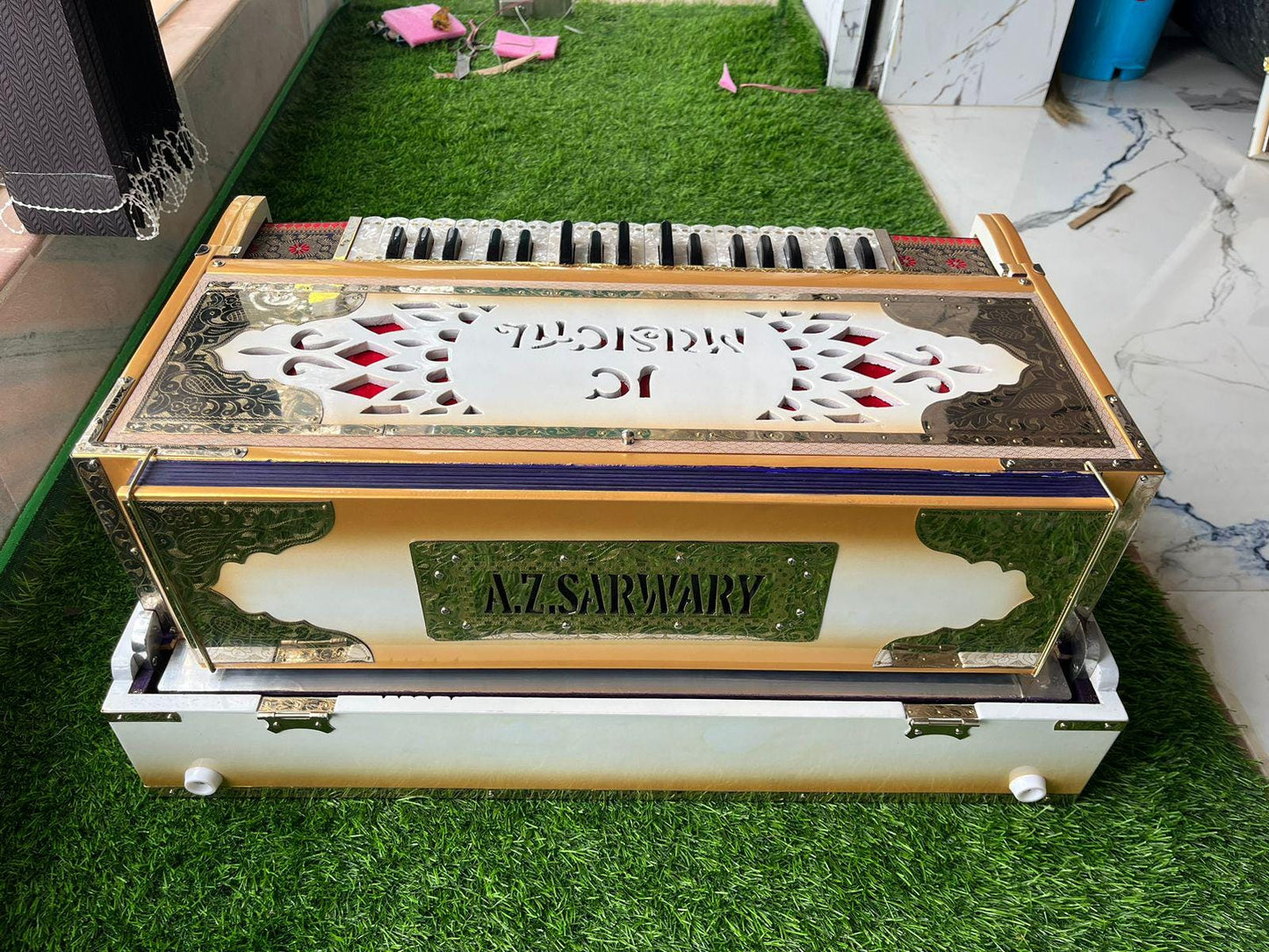 4LINE 13SCALE White and gold edition